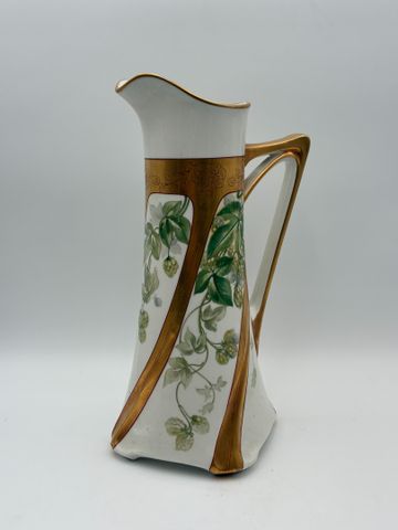 Jean POUYAT, Limoges - Verseuse en porcelaine émaillée polychrome...