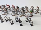 de nombreuses figurines représentant des personnes à vélo sur un fond blanc