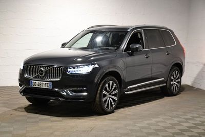 Le SUV Volvo est garé dans une grande pièce au sol carrelé en damier.