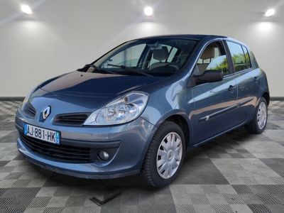 la petite voiture bleue est garée dans une pièce au sol à carreaux