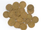 une pile de pièces d'or sur une surface blanche