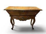une vieille table en bois surmontée d'un tiroir