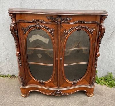 Vitrine basse en acajou à façade mouvementée ouvrant par deu…