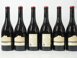 six bouteilles de vin sont alignées dans une rangée