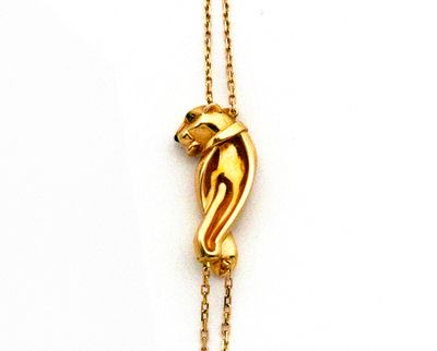 un gros plan d'un collier en or orné d'un serpent