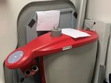 des toilettes avec un siège rouge et un distributeur de papier
