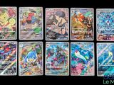 Les cartes Pokémon sont alignées sur une surface noire