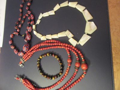un lot de perles posées sur une table