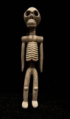 une image représentant une figurine de squelette sur fond noir