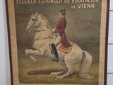 tableau représentant un homme en uniforme à cheval devant un mur blanc