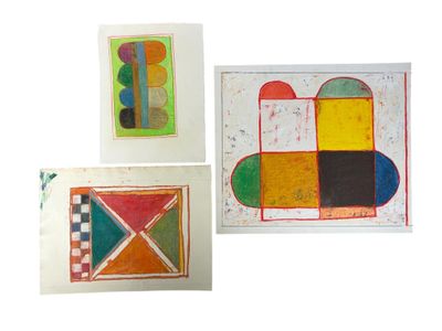 trois tableaux de formes et de tailles différentes sont exposés sur une surface blanche