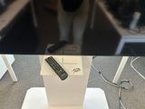 un téléviseur sur lequel est posée une télécommande