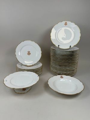 beaucoup d'assiettes empilées les unes sur les autres