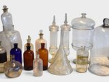 de nombreuses bouteilles en verre contenant différents types de liquides