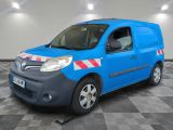 la photo d'une camionnette bleue garée dans un garage