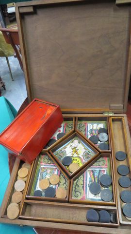 Jeux de dame, échec et nain jaune ancien