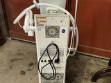 une machine posée par terre à côté d'une chaise