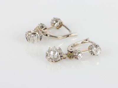 Paire de dormeuses en or gris ornée de diamants de taille brillant de 