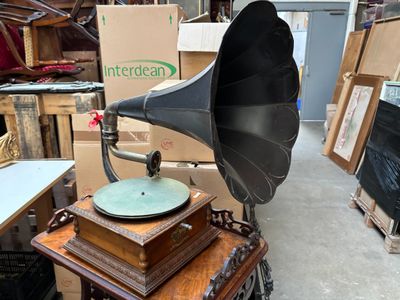 un vieux tourne-disque posé sur une table en bois