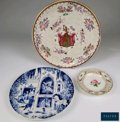 deux assiettes et un bol décorés d'un motif