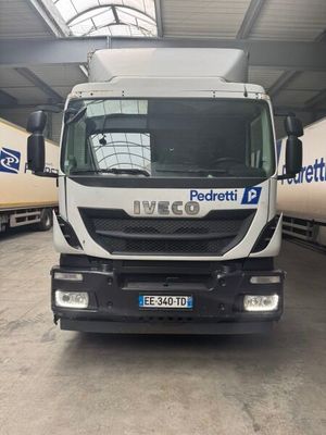 un camion blanc garé dans un garage