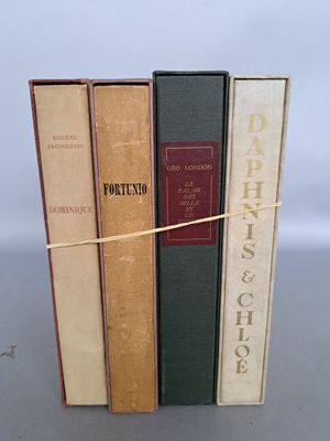 trois livres posés sur une table, entourés d'une ficelle