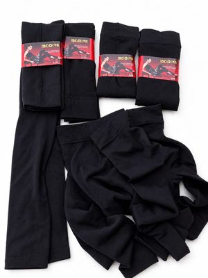 un lot composé de trois paires de chaussettes noires et d'un pantalon noir