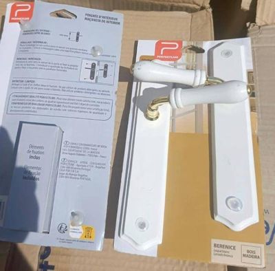 une boîte avec une poignée de porte blanche, une boîte avec une poignée de porte blanche, une boîte avec une poignée de porte blanche et une poignée de porte blanche