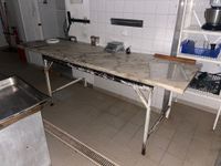 1 table de façonnage au plateau en marbre blanc (photo 2)