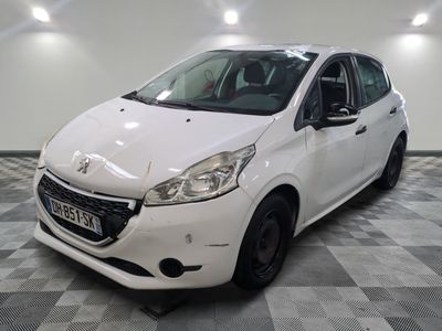 la petite voiture blanche est garée dans le garage sur un sol en damier