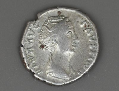 Gros plan sur une pièce d'argent portant une tête de femme