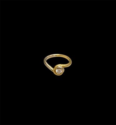 une photo d'une bague en or sertie d'un diamant blanc