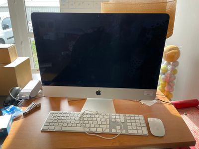 un ordinateur sur un bureau avec un clavier et une souris
