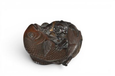 une petite boîte en bois ornée d'un motif de poisson