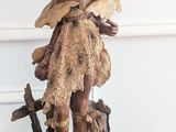 une statue de femme tenant un bébé sur une table