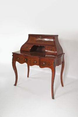 un petit bureau en bois surmonté d'un miroir
