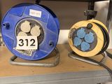 de nombreux articles sur une étagère dans un magasin