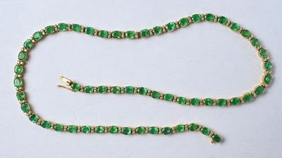 Collier en or jaune 18K (750/oo) serti d'émeraudes ovales (i…
