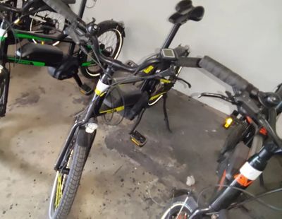 de nombreux vélos garés dans un garage