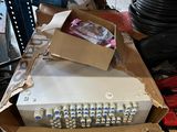 une boîte sur laquelle sont posés plusieurs appareils électroniques