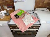une petite cuisine équipée d'une cuisinière, d'un réfrigérateur et d'un lave-vaisselle