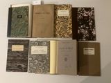 un grand nombre de livres posés sur une table