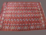 un tapis rouge orné d'un médaillon