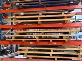 une grande pile de palettes dans un entrepôt