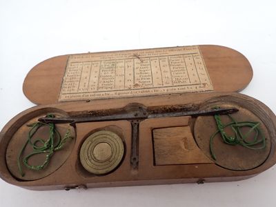 une boîte en bois contenant une paire de ciseaux
