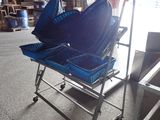 un caddie bleu sur lequel sont posés deux parapluies bleus