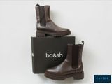 une paire de bottes marron posée sur une boîte