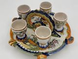 un plateau sur lequel sont posés des tasses et des soucoupes, posé sur une surface blanche