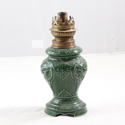 Lampe à pétrole de forme balustre en faïence émaillée verte …