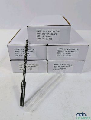 quatre boîtes de stylos noirs et blancs empilées les unes sur les autres